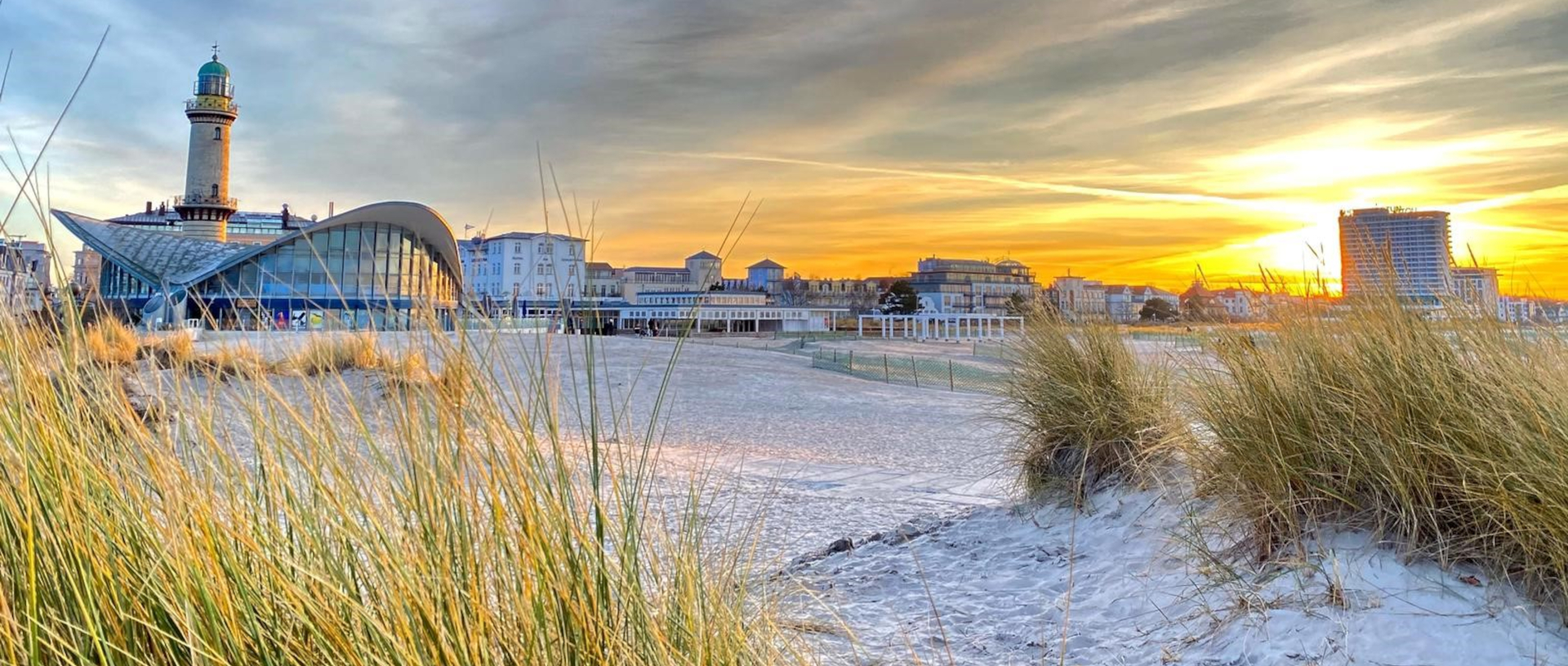 Warnemünde Strand und Leuchtturm © Hotel Godewind