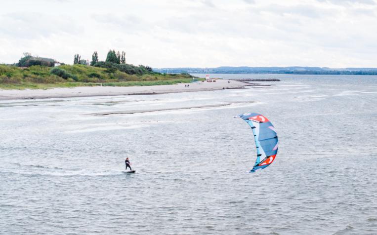 Kitesurfen vor dem Strand von Timmendorf auf Poel © TMV, Gross
