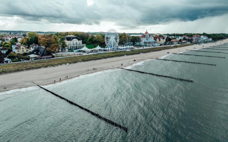 Kühlungsborn mit Riesenrad Strand © Felix Gänsicke