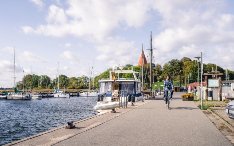 Mit dem Fahrrad am Hafen Poel © TMV, Gross