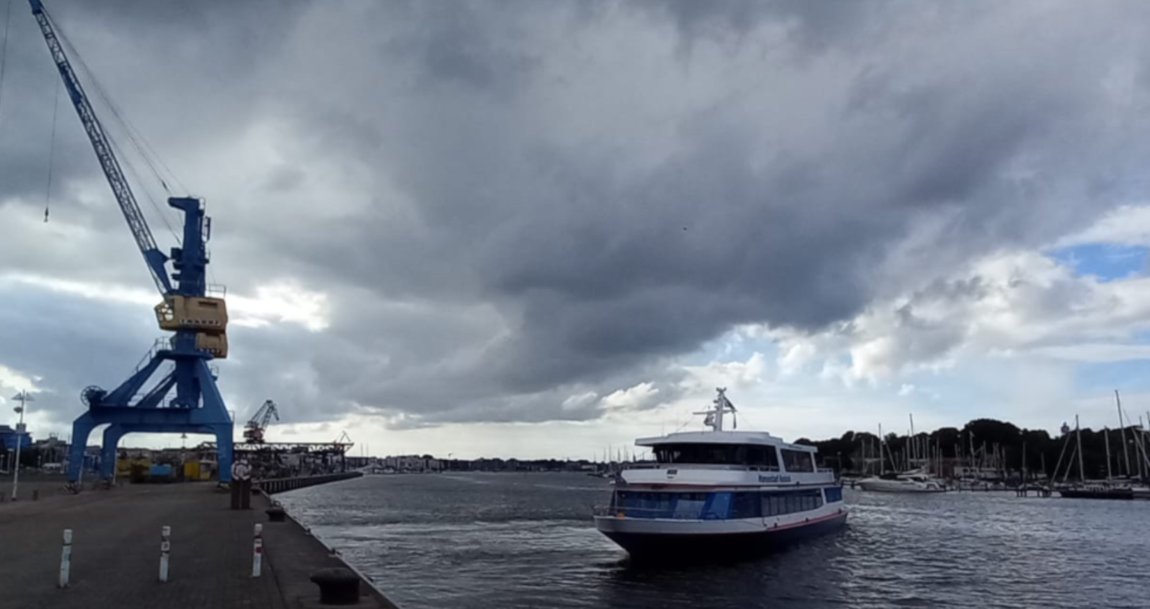 Einfahrt im Stadthafen © Blaue Flotte