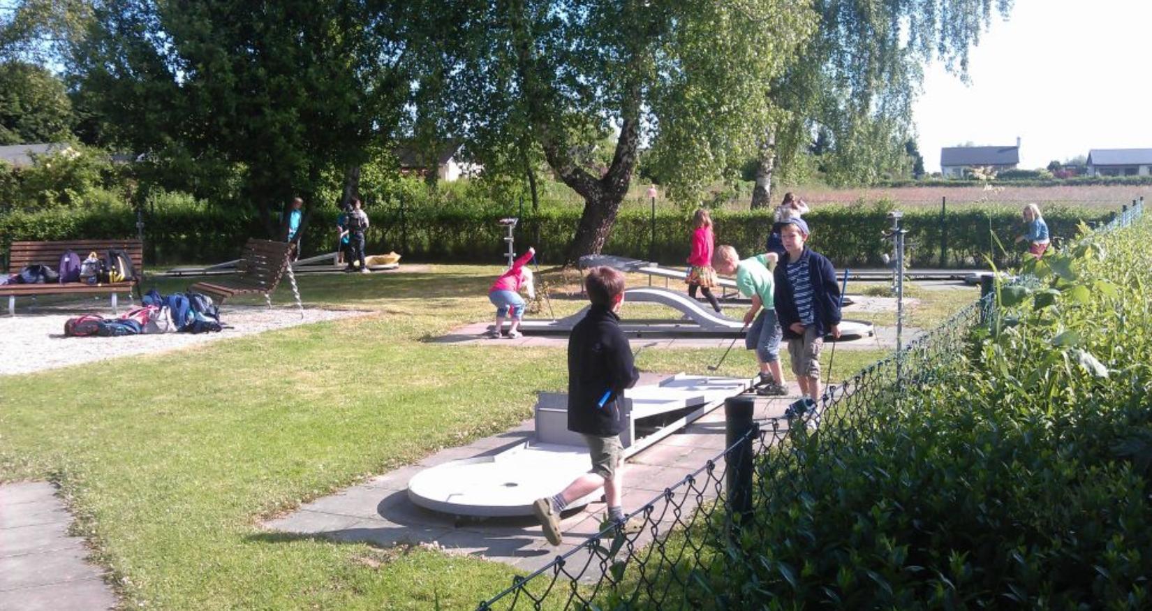 Kinder beim Minigolf speilen © Gemeinde Börgerende-Rethwisch