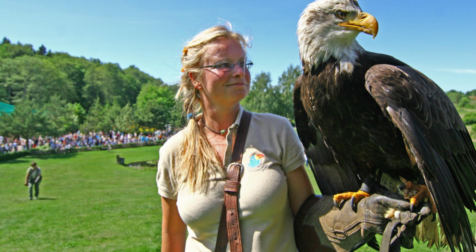 Tiertrainerin Yvonne mit Weißkopfseeadler Hillary © Vogelpark Marlow, Zöger