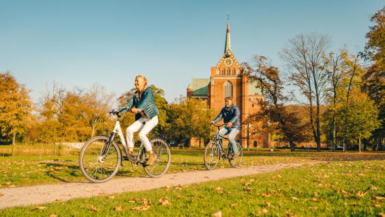 Radfahren am Doberaner Münster ©TMV, Petermann