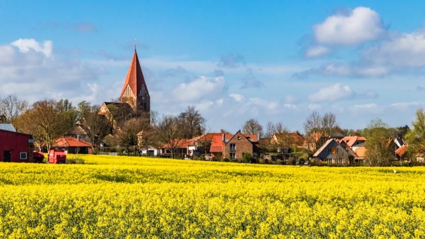 Kirche Klütz im Raps © Helmut Strauß